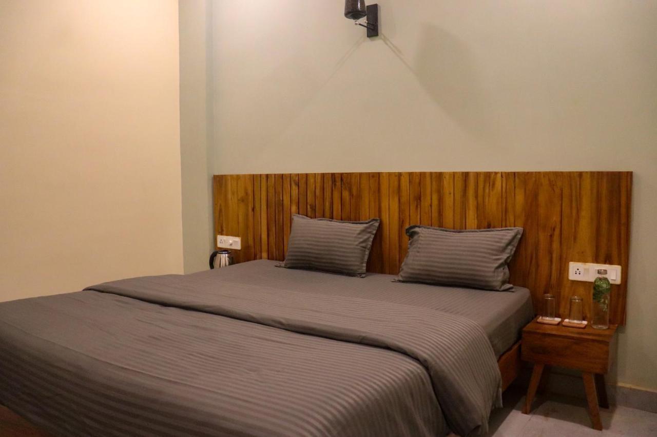 Tavasmi Hostel Puri Exterior photo